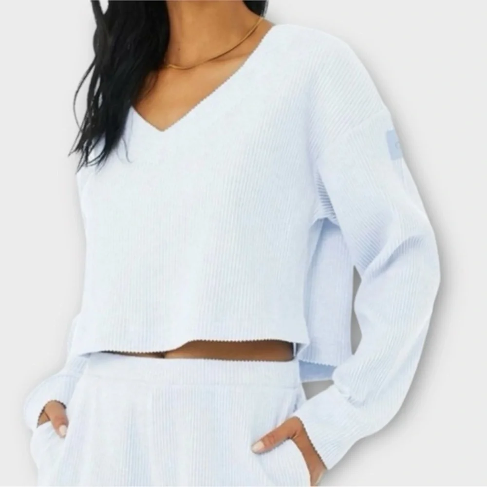 ALO Yoga Muse V-Neck Ribbed Pullover Blue Skies Heather Cropped Women’s Size XS